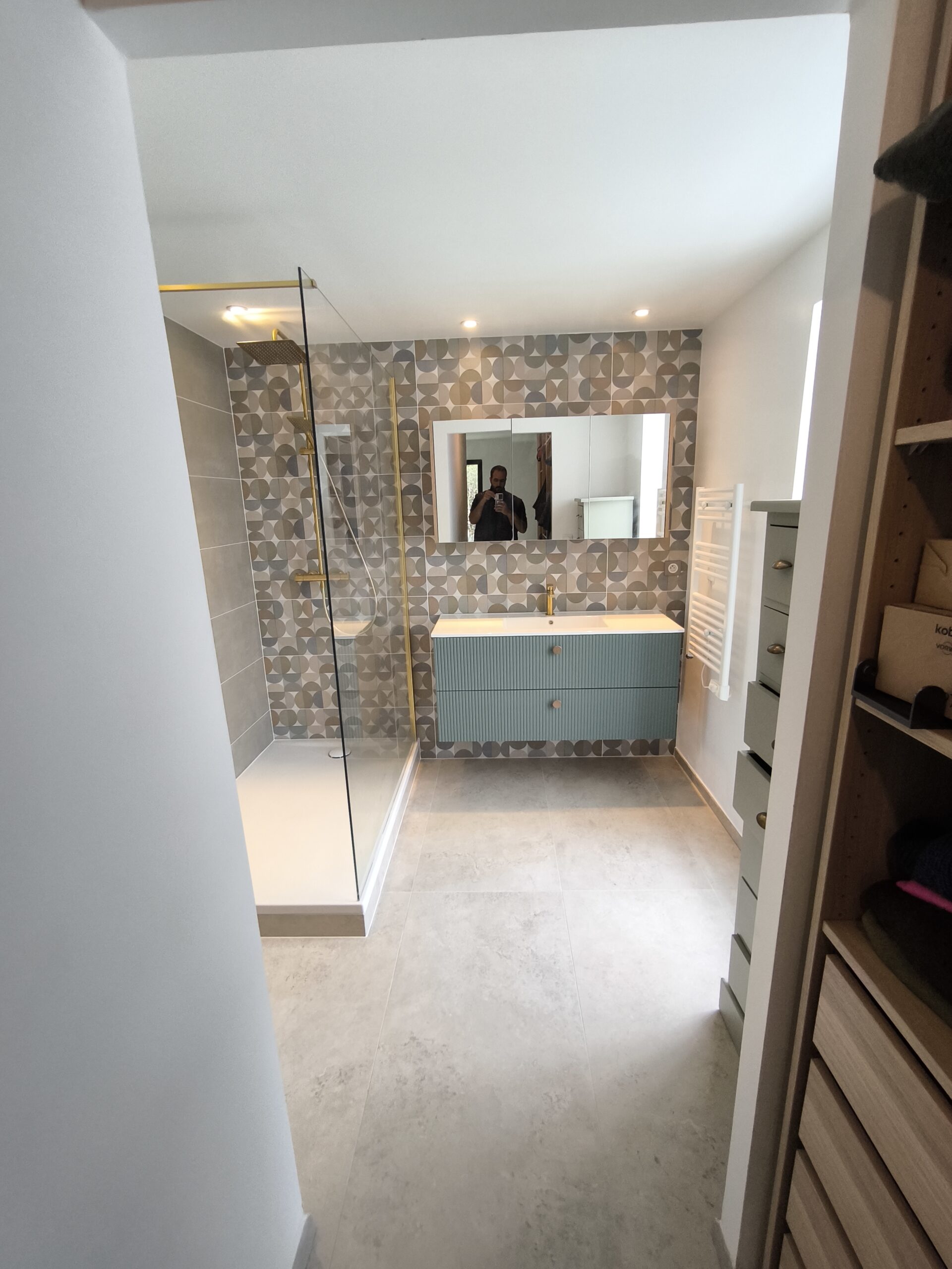 Rénovation salle de bain — Robinetterie dorée, carreaux de ciment & meuble bleu canard